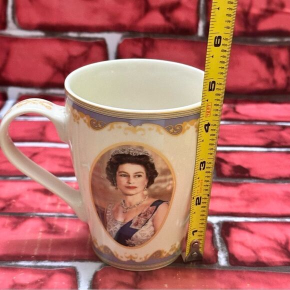 Queen Elizabeth II Commemorative Coffee Mug - Picture 4 of 9